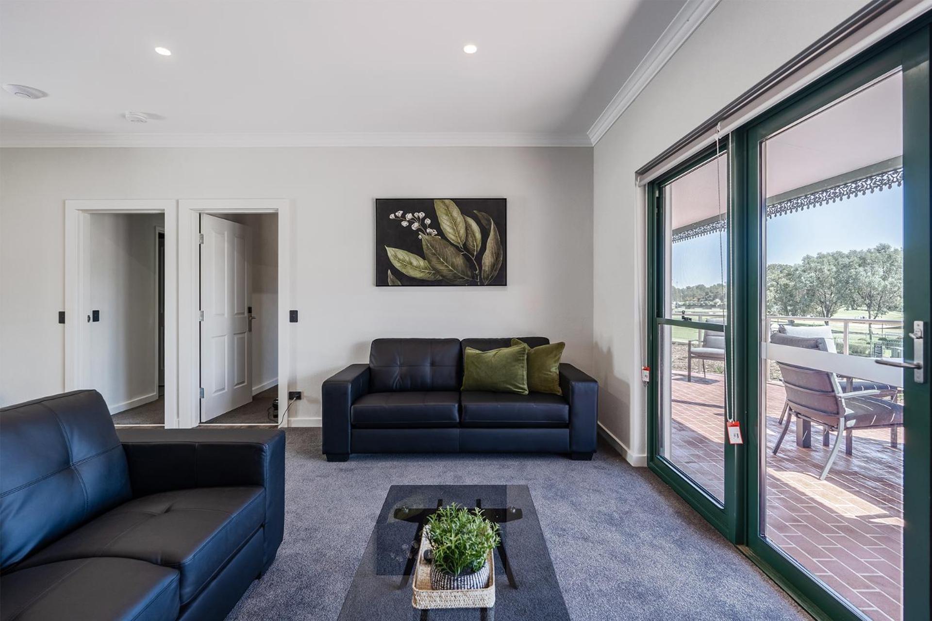 Yarrawonga Mulwala Golf Club Ξενοδοχείο Εξωτερικό φωτογραφία A living room with a large sliding door