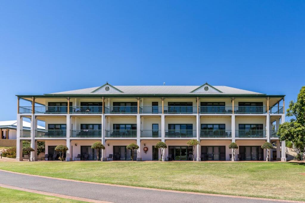 Yarrawonga Mulwala Golf Club Ξενοδοχείο Εξωτερικό φωτογραφία The Village, 2016