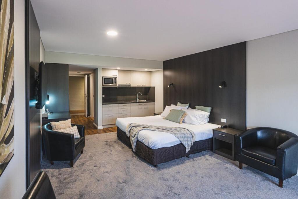 Yarrawonga Mulwala Golf Club Ξενοδοχείο Εξωτερικό φωτογραφία A typical studio apartment
