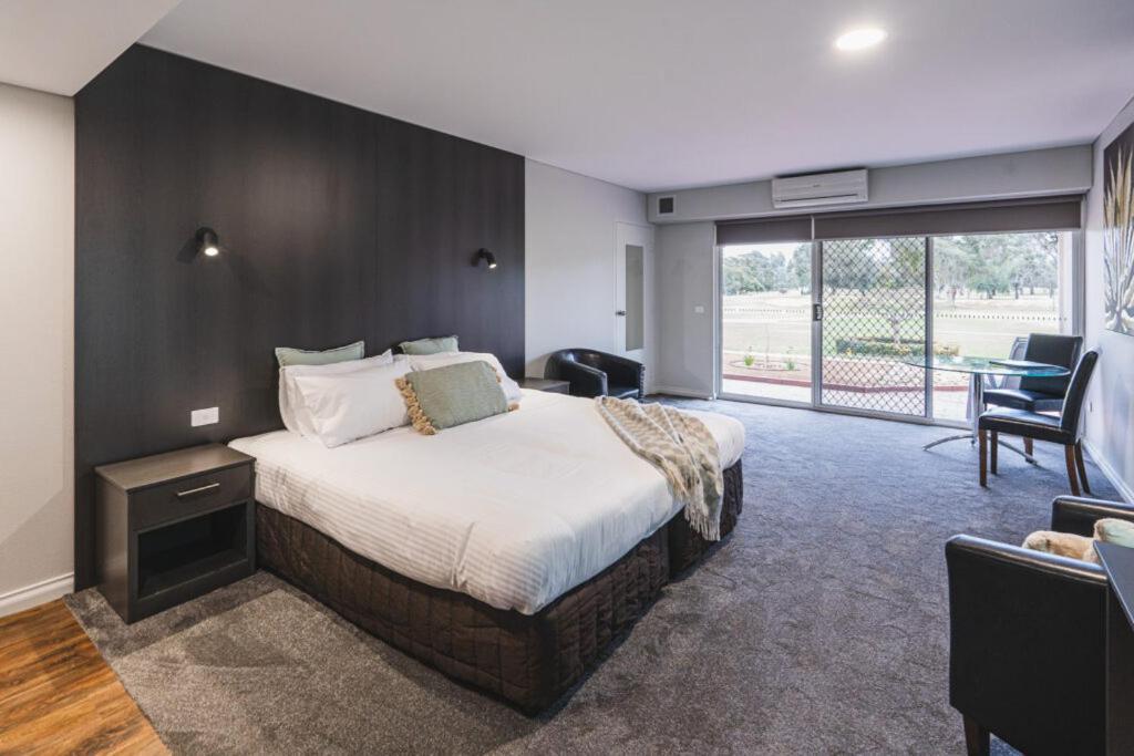 Yarrawonga Mulwala Golf Club Ξενοδοχείο Εξωτερικό φωτογραφία A suite at the hotel