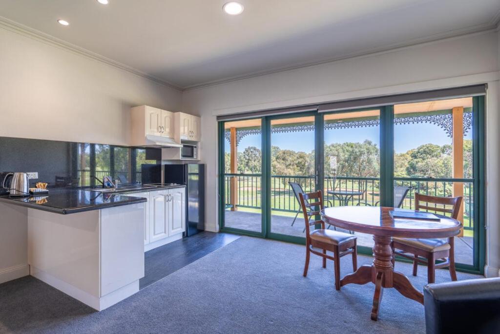 Yarrawonga Mulwala Golf Club Ξενοδοχείο Εξωτερικό φωτογραφία A typical apartment at the resort