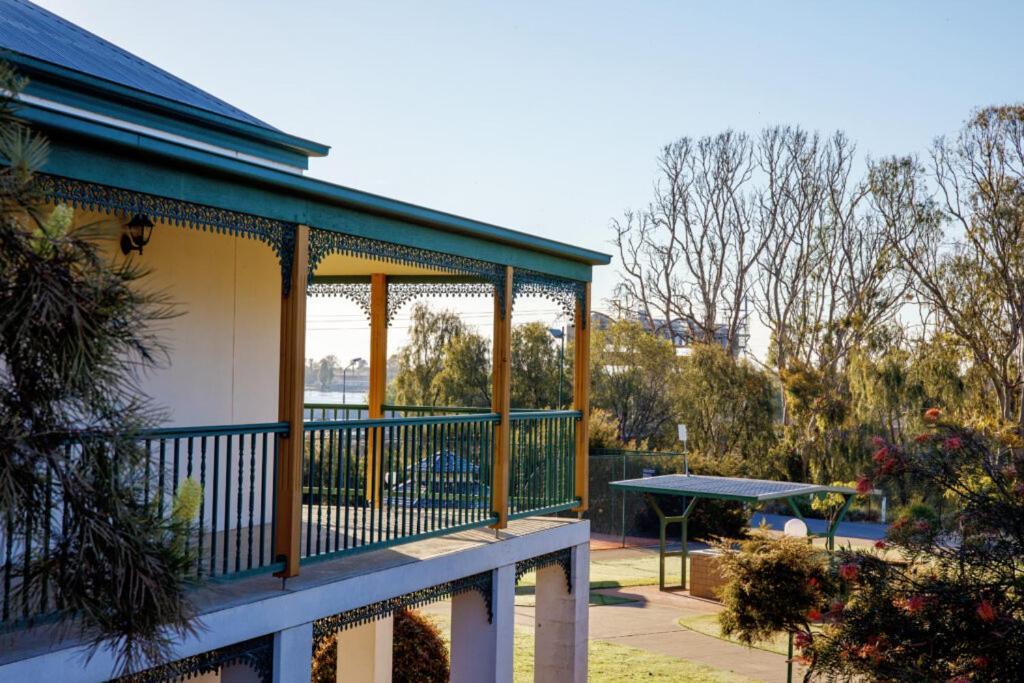 Yarrawonga Mulwala Golf Club Ξενοδοχείο Εξωτερικό φωτογραφία The verandah of the house
