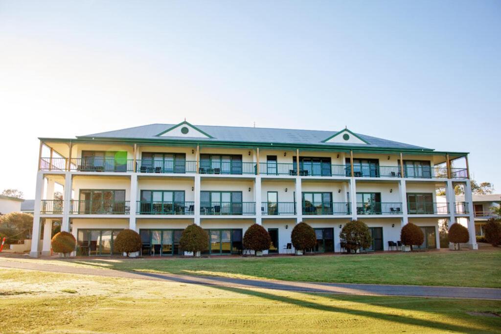 Yarrawonga Mulwala Golf Club Ξενοδοχείο Εξωτερικό φωτογραφία The clubhouse at the Links Lady Bay Golf Course