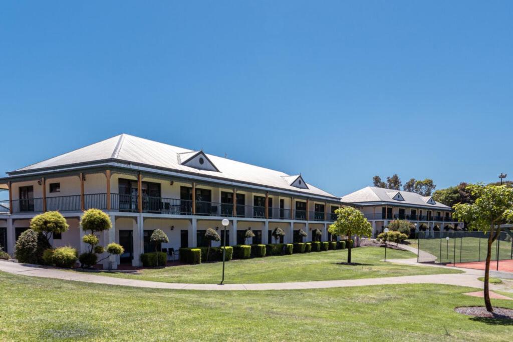 Yarrawonga Mulwala Golf Club Ξενοδοχείο Εξωτερικό φωτογραφία The school's main building