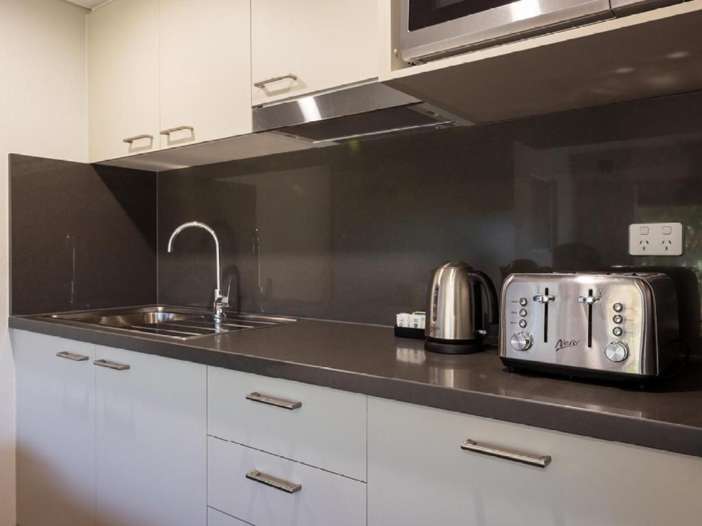 Yarrawonga Mulwala Golf Club Ξενοδοχείο Εξωτερικό φωτογραφία A typical kitchen in a student apartment