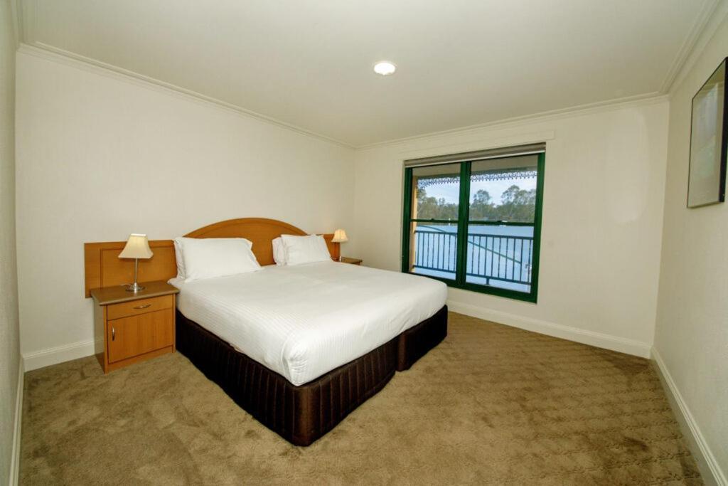 Yarrawonga Mulwala Golf Club Ξενοδοχείο Εξωτερικό φωτογραφία A bedroom at the hotel