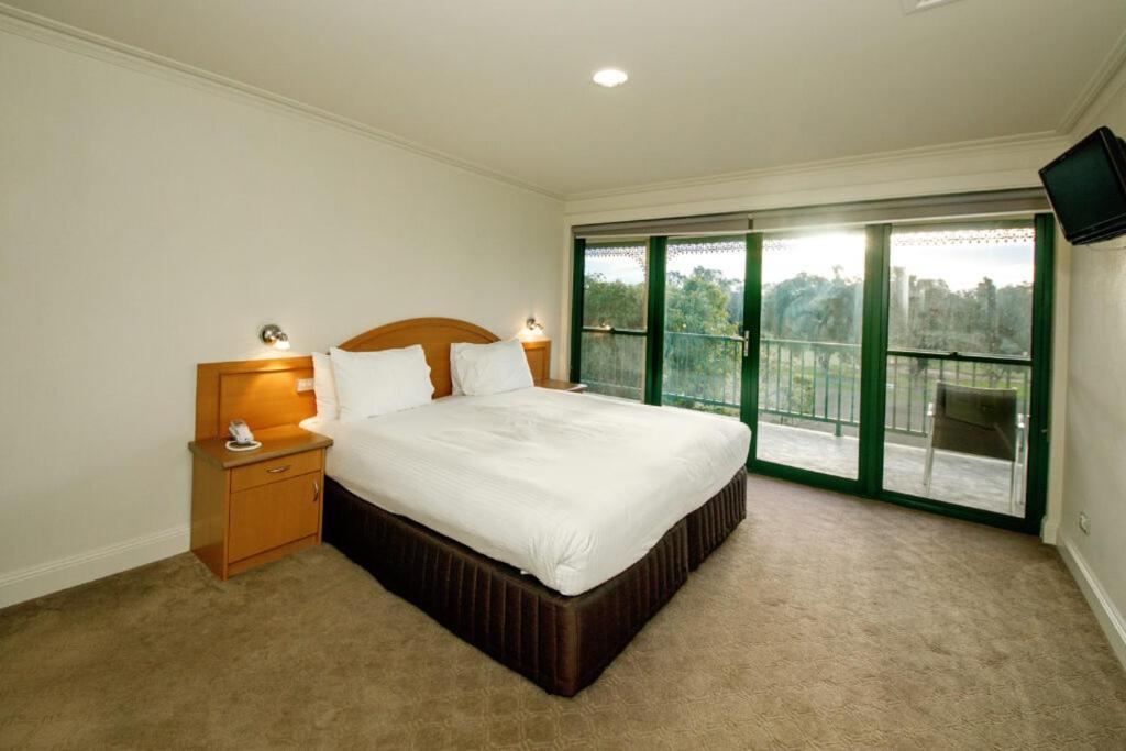 Yarrawonga Mulwala Golf Club Ξενοδοχείο Εξωτερικό φωτογραφία A bedroom at the hotel