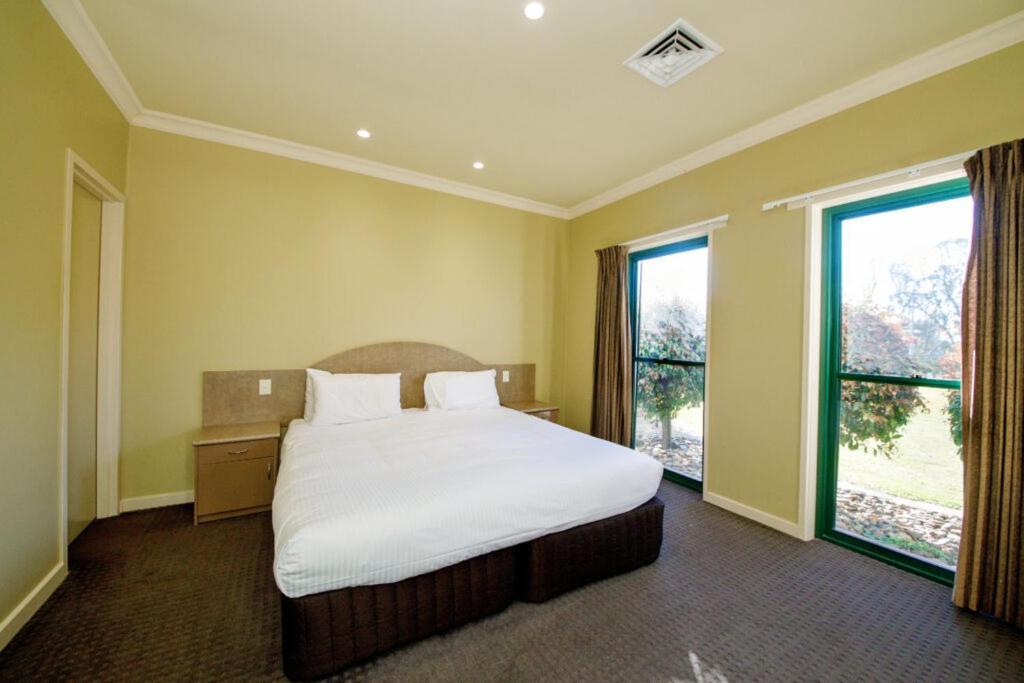 Yarrawonga Mulwala Golf Club Ξενοδοχείο Εξωτερικό φωτογραφία A typical bedroom at the hotel