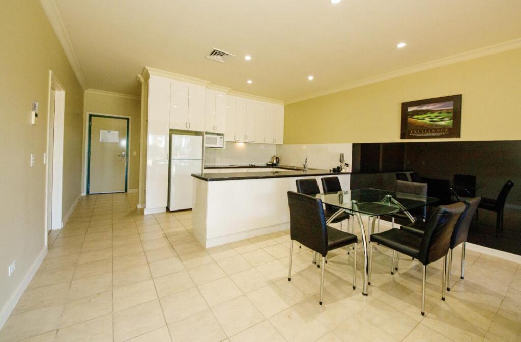 Yarrawonga Mulwala Golf Club Ξενοδοχείο Εξωτερικό φωτογραφία A kitchen in a typical apartment