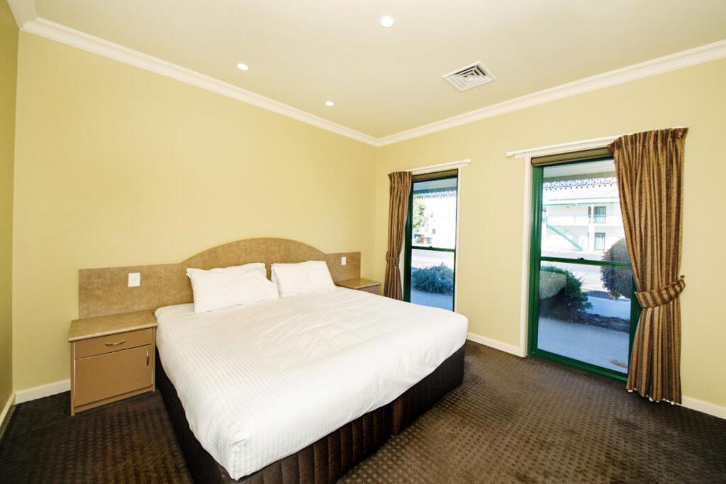 Yarrawonga Mulwala Golf Club Ξενοδοχείο Εξωτερικό φωτογραφία A bedroom at the hotel