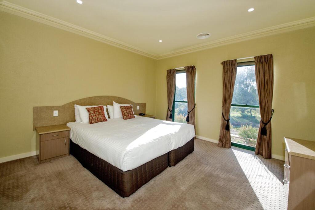 Yarrawonga Mulwala Golf Club Ξενοδοχείο Εξωτερικό φωτογραφία A bedroom at the hotel