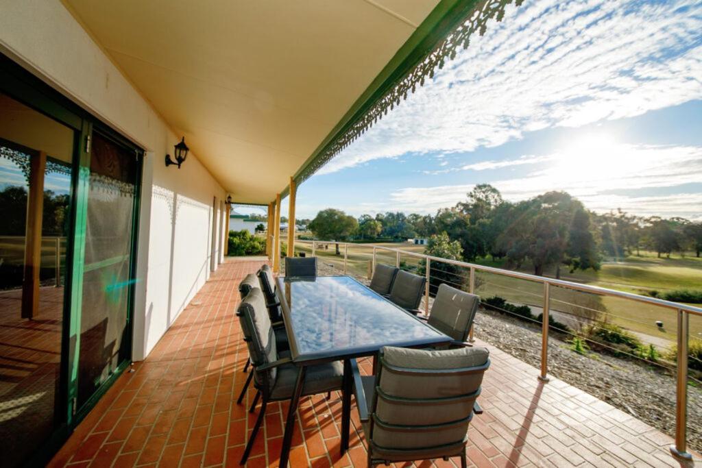 Yarrawonga Mulwala Golf Club Ξενοδοχείο Εξωτερικό φωτογραφία A balcony in Australia