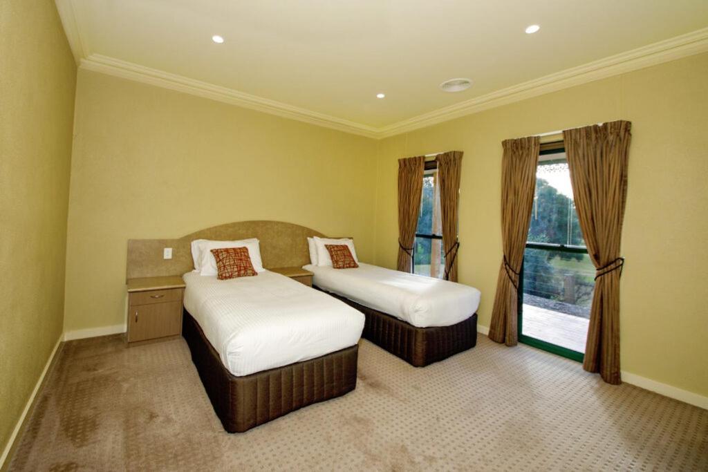 Yarrawonga Mulwala Golf Club Ξενοδοχείο Εξωτερικό φωτογραφία A bedroom at the hotel