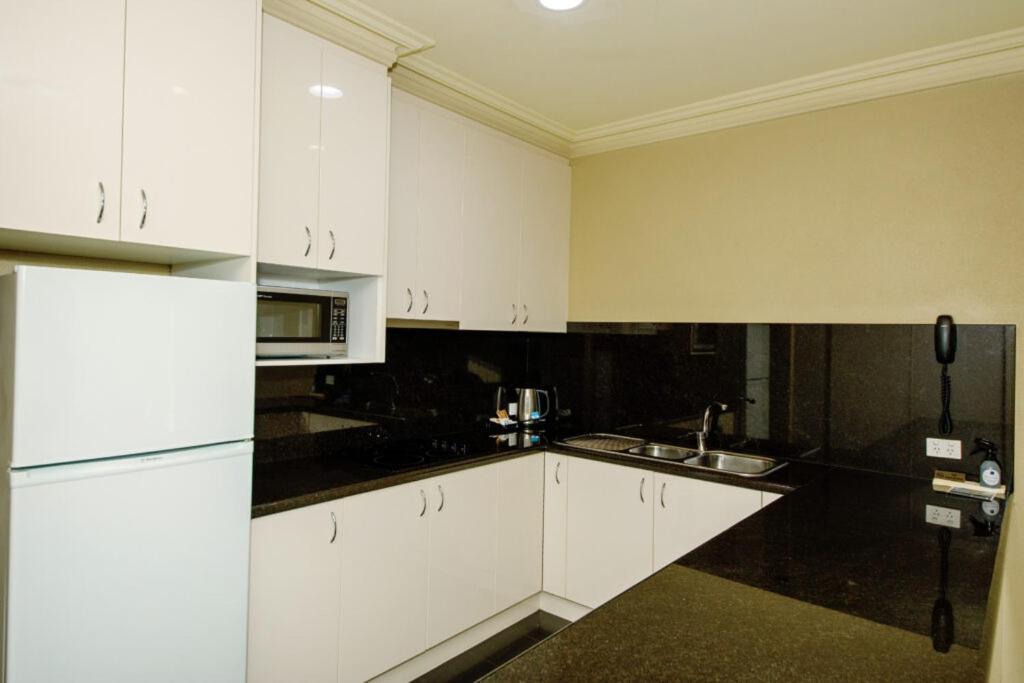 Yarrawonga Mulwala Golf Club Ξενοδοχείο Εξωτερικό φωτογραφία A typical kitchen in a student apartment