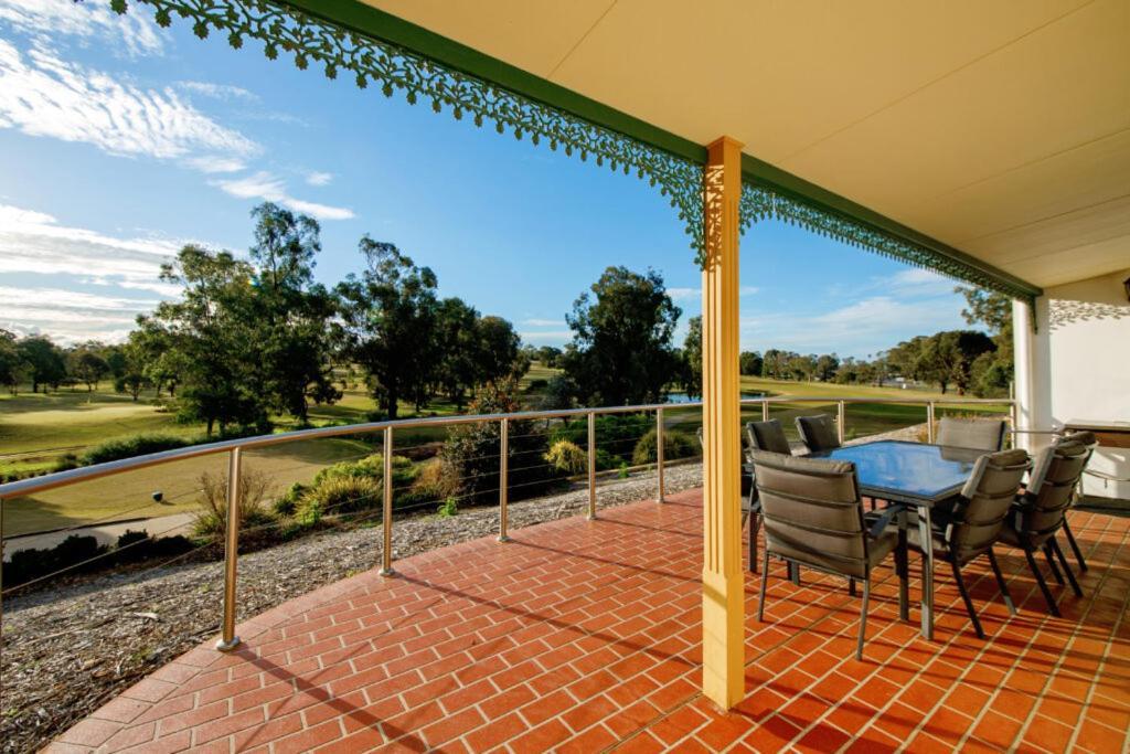 Yarrawonga Mulwala Golf Club Ξενοδοχείο Εξωτερικό φωτογραφία Clubhouse balcony