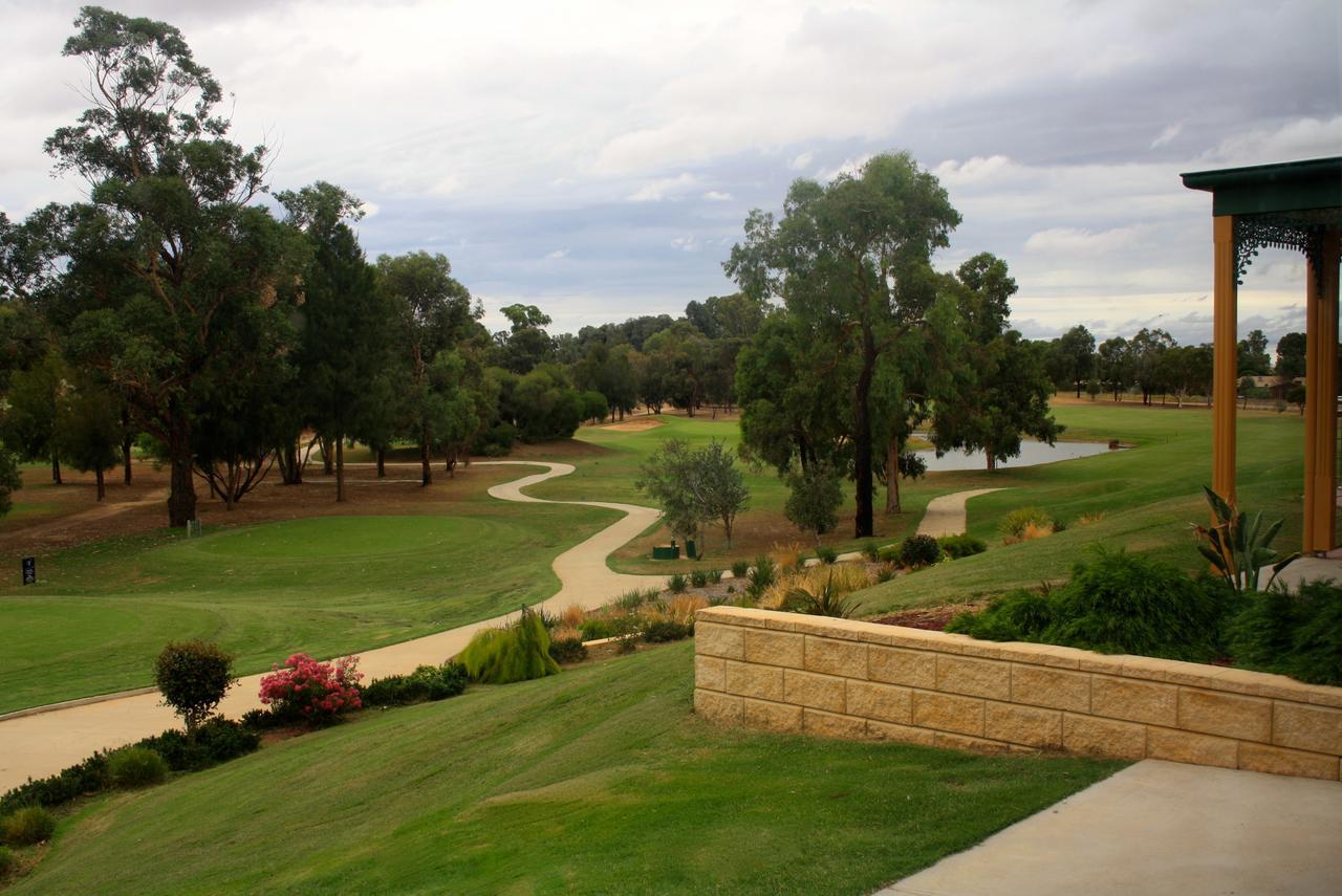 Yarrawonga Mulwala Golf Club Ξενοδοχείο Εξωτερικό φωτογραφία The 18th hole at the Vines Resort and Country Club