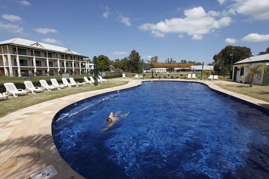 Yarrawonga Mulwala Golf Club Ξενοδοχείο Εξωτερικό φωτογραφία The pool at the Club Hotel